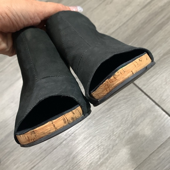 Eileen Fisher Black Leather Peep Toe Sling Back Heels size 8 - Picture 2 of 8